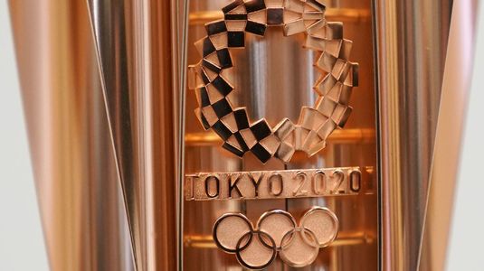 Tokyo a prezentat torţa olimpică, inspirată de floarea de cireş! Are 1,2 kilograme, fiind realizată din aluminiu reciclat