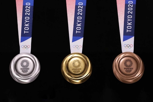 VIDEO | Japonezii au dezvăluit cum arată medaliile care vor fi decernate la Jocurile Olimpice din 2020. Sunt făcute din telefoane reciclate