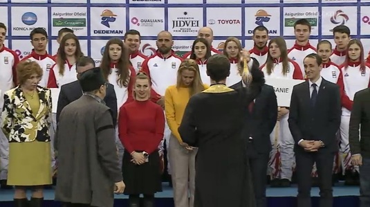 VIDEO | Lotul olimpic de tineret al României, sfinţit din belşug de preot, înaintea plecării spre Elveţia