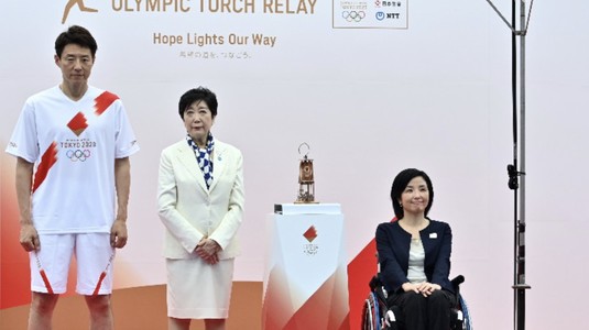 Torţa olimpică a ajuns la Tokyo, la o zi după decizia ca JO să se desfăşoare fără public