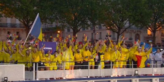 Team Romania a defilat la Jocurile Olimpice de la Paris. Ionela şi Marius Cozmiuc, purtătorii de drapel. Imagini de la "cel mai mare spectacol al secolului XXI"
