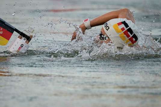 Trei sportivi germani s-ar fi îmbolnăvit după ce au înotat în Sena. Ce probleme au acuzat