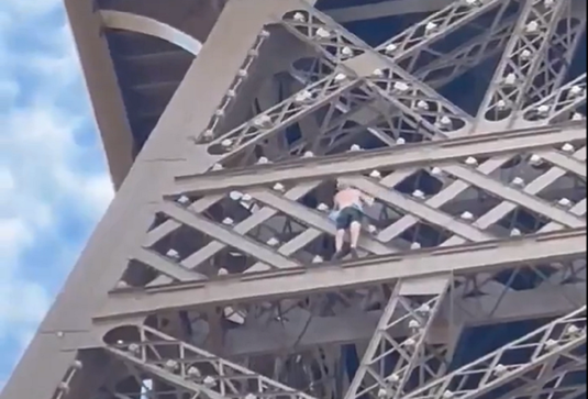 VIDEO | Turnul Eiffel, evacuat cu câteva ore înainte de ceremonia de închidere a Jocurilor Olimpice. Un bărbat, văzut escaladând monumentul