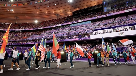 Mihaela Cambei a intrat cu drapelul României la ceremonia de închidere a Jocurilor Olimpice de la Paris! Sportivii au defilat pe Stade de France