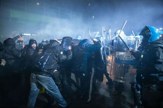 Ciocniri violente la Milano. Poliţia a intervenit în forţă la marşul împotriva Jocurilor Olimpice de iarnă