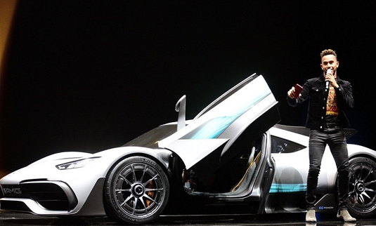 Galerie FOTO. Hamilton a dezvăluit ultima ”rachetă” creată de Mercedes. Costă peste 2.000.000 de euro!