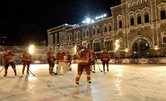 VIDEO | Putin a jucat hochei pe gheaţă în Piaţa Roşie alături de vedete ale acestui sport
