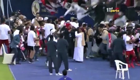 VIDEO - Finala Cupei Golfului pe naţiuni: 40 de fani răniţi după prăbuşirea unei bariere de protecţie
