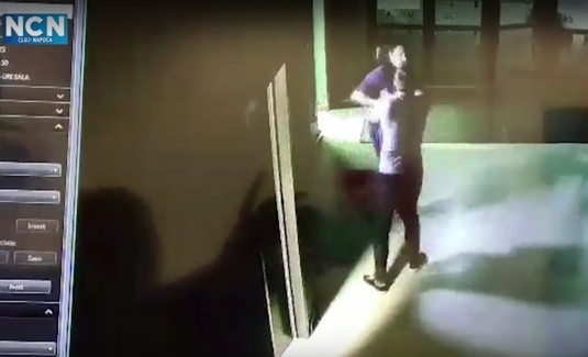 VIDEO Scene de K1 la Sala Polivalentă din Cluj! Directorul a bătut un angajat pe culoarele complexului