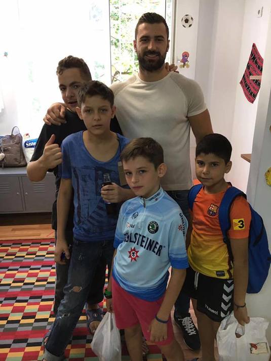 Campionul mondial de kick boxing, Andrei Stoica a oferit ghiozdane cu rechizite şi haine celor 39 de copii din Centrul de Plasament “Robin Hood”