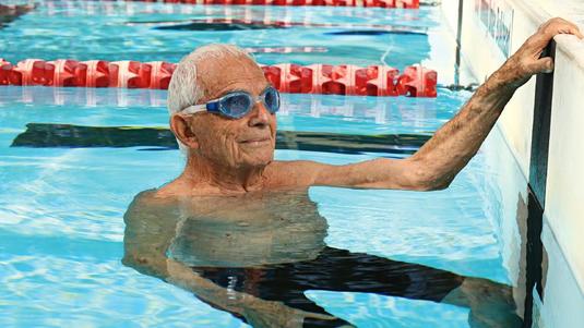 Are 99 de ani şi tocmai a stabilit un record mondial la înot