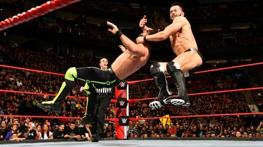 VIDEO | Main Event pentru titlul Intercontinental, la Raw. Seth Rollins şi-a apărat centura cu şase zile înainte de Backlash. Vezi AICI episodul integral