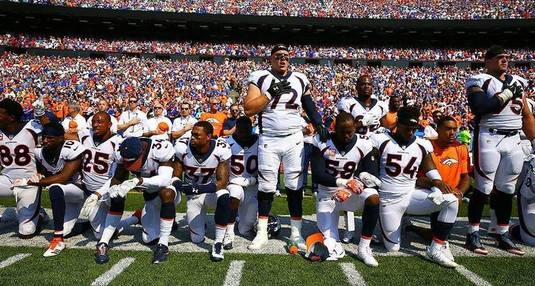 Donald Trump vrea suspendarea jucătorilor din NFL care îngenunchează la intonarea imnului