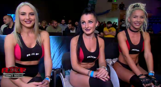 VIDEO | MmmmmaMMA, ce frumos e în cuşcă :) Cele mai sexy modele au făcut spectacol în gala de MMA de la Cluj