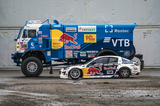 VIDEO SUPERB | Drifturi cu un camion de 9 tone în Sankt Petersburg