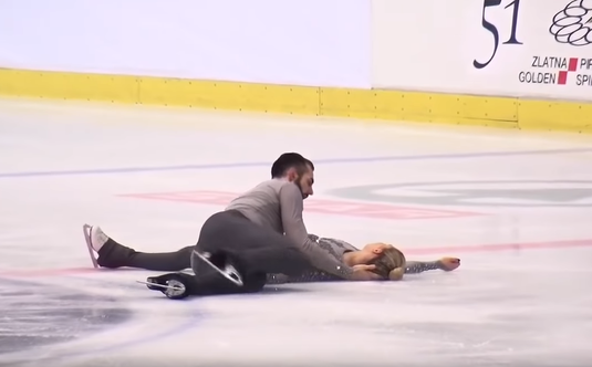 VIDEO | Moment teribil la un concurs de patinaj! A leşinat după ce a fost scăpată în cap de partener. E uluitor ce urmează
