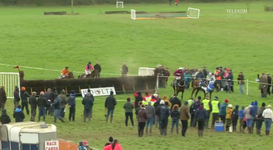 VIDEO | A uimit pe toată lumea. Era să cadă de pe cal, dar a câştigat cursa!