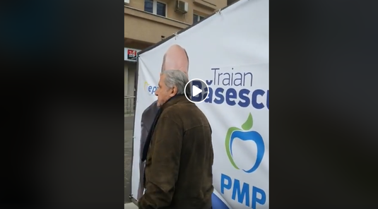 VIDEO | Imagini absolut incredibile cu Ilie Năstase! I-a aruncat cafeaua în ”faţă” lui Traian Băsescu. Totul a fost filmat: ”E un golan”