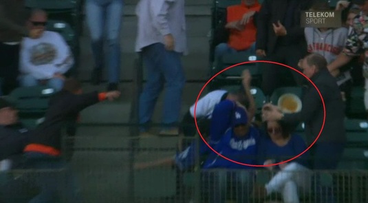 Le-a pus mâncarea în cap. Un fan al echipei LA Dodgers, la un pas de o accidentare gravă după ce a încercat să prindă o minge