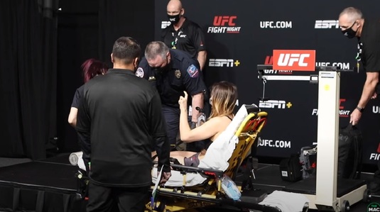 VIDEO | O luptătoare UFC n-a mai putut să se ţină pe picioare la cântarul oficial, după ce a slăbit prea mult