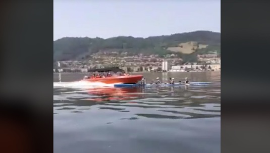 VIDEO | La un pas de tragedie! O şalupă izbeşte în plin un kaiac în care se aflau patru sportivi. ”E un miracol că sunt în viaţă”