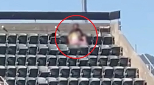 Un cuplu a fost surprins în timp ce întreţinea relaţii intime pe stadion. Poliţia a deschis o anchetă