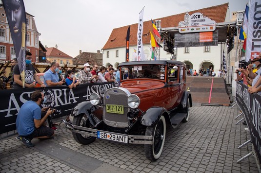 Iubitorii de automobile au avut ce vedea la Sibiu. Transylvania Classic, un nou eveniment reuşit 