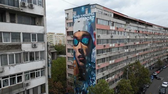 Pictură murală cu David Popovici pe un bloc din Bucureşti. Mesajul sportivului: “Iubesc România”