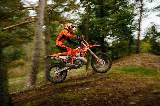 Top motociclete enduro în 2025 - ce opţiune ţi se potriveşte? 