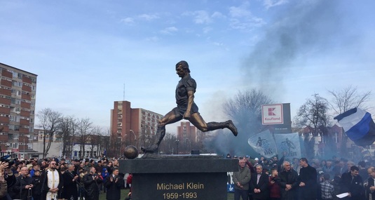 VIDEO&FOTO | Zeci de suporteri şi personalităţi l-au comemorat pe Mişa Klein şi au asistat la dezvelirea statuii acestuia