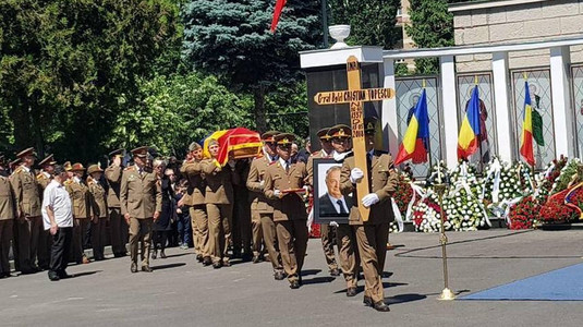 Cristian Ţopescu a fost înmormântat cu onoruri militare la Cimitirul Ghencea Militar