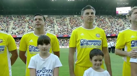 VIDEO | Contra a schimbat rolurile: şi-a luat notiţe de la Piţurcă la meciul Generaţiei de Aur cu legendele Barcelonei
