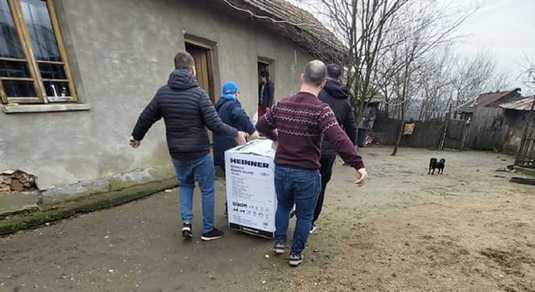 FOTO | Cu ocazia Crăciunului, jucătorii şi ultraşii Craiovei au ajutat mai multe familii nevoiaşe din Olteania