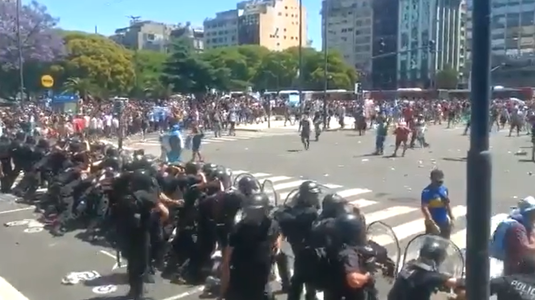 VIDEO | Incidente pe străzile din Buenos Aires! Oamenii au provocat haos după ce n-au mai fost lăsaţi la sicriul lui Maradona. Ce decizie a luat familia