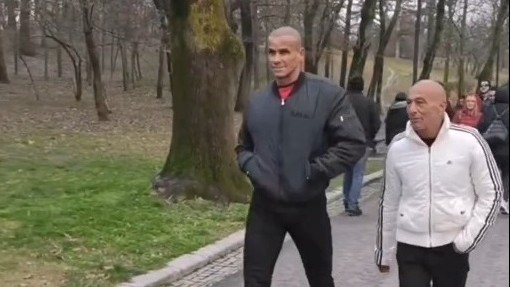 VIDEO | Legendarul Rivaldo, luat ”la mişto” într-un parc din Craiova: ”De unde ţi-ai luat, mă, mersul ăsta?”. Reacţii acide ale internauţilor