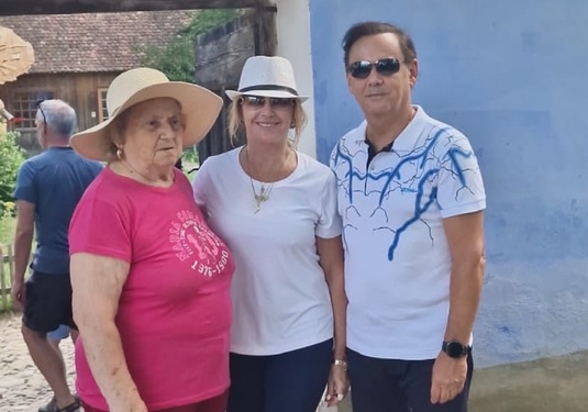 Nadia Comăneci, vizită de suflet cu familia sa la casa Regelui Charles din Viscri: ”M-a impresionat foarte mult”