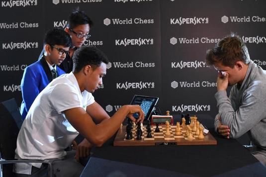 Învins în 17 mutări! Ce fotbalist celebru a fost victima campionului mondial la şah 