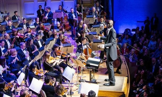 VIDEO Moment senzaţional de sărbători! Baschetbalistul Tacko Fall s-a transformat în dirijor pentru orchestra Boston Pops