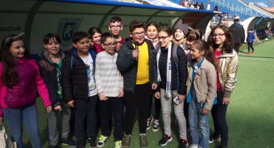 VIDEO | Copiii au năvălit peste jucătorii Craiovei. Mitriţă a fost atracţia principală!