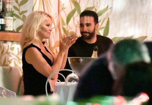 Se pregăteşte Adil Rami de căsătoria cu Pamela Anderson? Cum a fost fotografiată vedeta din Baywatch