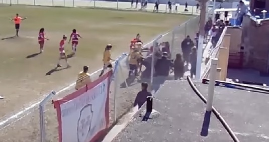 VIDEO | Bătaie şocantă în fotbalul feminin. Patru jucătoare, băgate în spital: "I-am spus prietenei mele că o să ne omoare!"