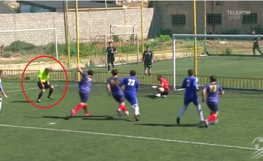 VIDEO | Ce se întâmplă la un penalty dacă portarul apără, dar mingea e respinsă de arbitru în poartă: golul SE PUNE! Asta e faza zilei