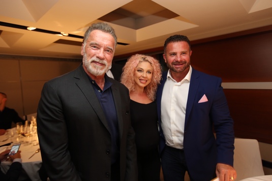 Un român a luat masa cu Arnold Schwarzenegger! Celebrul actor a fost invitat în România în luna noiembrie