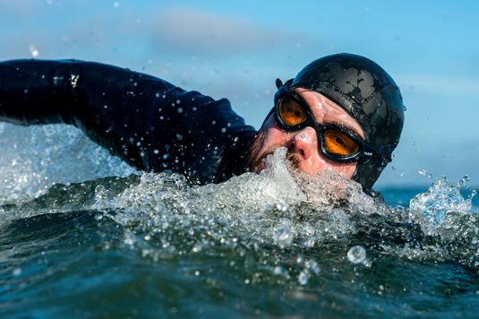 Ross Edgley este primul om care a înconjurat înot Marea Britanie, parcurgând  în total 3.218 km pe mare, în 157 de zile!
