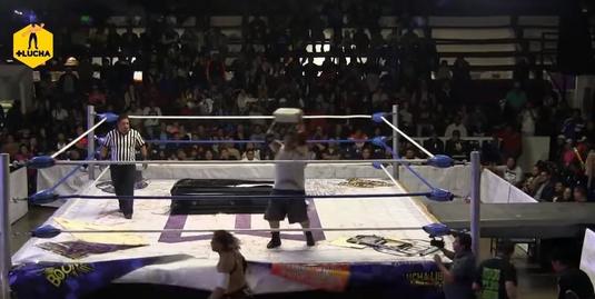 VIDEO ŞOCANT | Înfruntarea din ring a degenerat: un luptător de wrestling, lovit cu o bucată de beton în cap