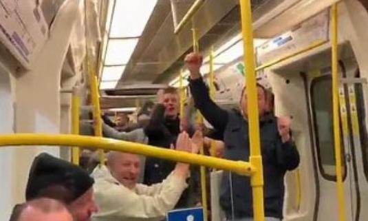 VIDEO | Surpriza de la metrou! Starul "de milioane" surprins într-o ipostază puţin comună fotbaliştilor de top. Cum au reacţionat fanii