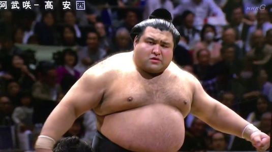VIDEO | Modalitate incredibilă de a da autografe. Un  luptător de sumo face senzaţie. Oare nu ştie să scrie? :)