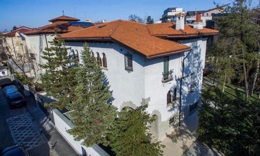 FOTO | Probleme financiare pentru Dinu Gheorghe? "Vamă" îşi vinde palatul de 5 milioane de euro din cartierul Primăverii 