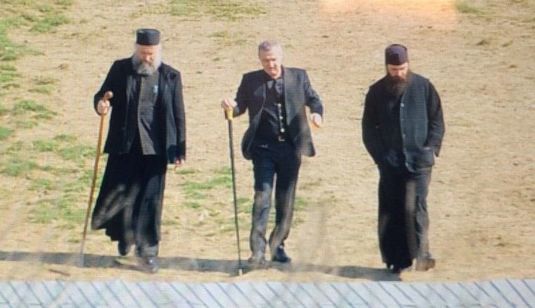 VIDEO | Becali şi-a trecut la next level stâna din Pipera. :) Sprijinit într-un toiag cu aur, a chemat preoţii să-i sfinţească oile