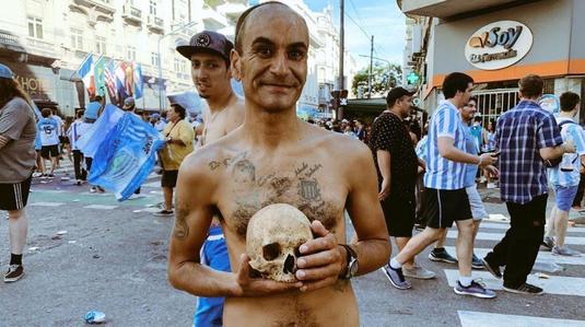 FOTO | Sărbătoare macabră. Un suporter argentinian a ales un mod incredibil să sărbătorească titlul câştigat de Racing